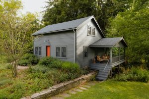 Weighing the pros and cons: We ask, is vinyl siding a good investment?