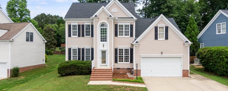 Explore the vinyl siding pros and cons to decide if it’s the best choice for your home’s exterior.